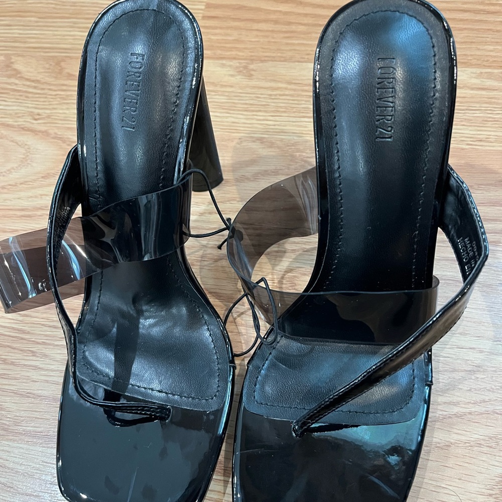 BRAND NEW SHINY BLACK OPEN TOES HEELS BY FOREVER 21!!!! SIZE 6 🖤🖤 WITHOUT TAG